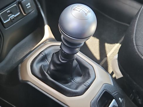 Used 2015 Jeep Renegade Sport w/ Power & Air Group FWD image 27