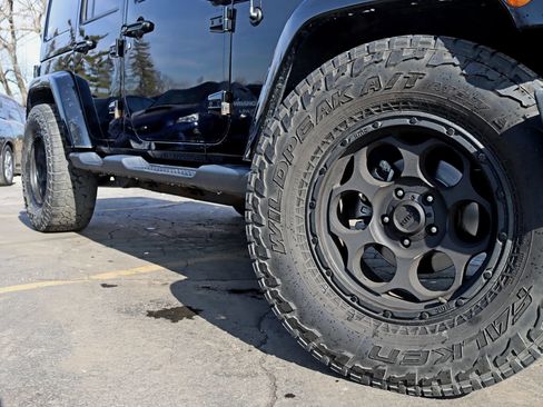 Used 2018 Jeep Wrangler Unlimited Sahara AWD/4WD image 6