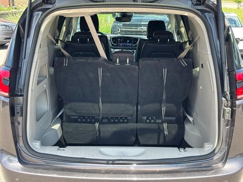 Used 2023 Chrysler Pacifica Touring-L FWD image 9