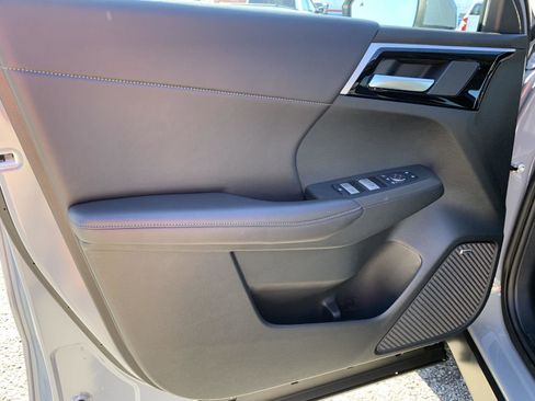 New 2025 Mitsubishi Outlander SE image 9