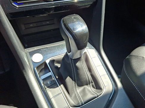 Certified 2025 Volkswagen Taos SE image 22