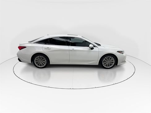 Used 2020 Toyota Avalon Limited image 9