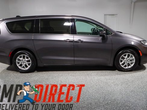 Used 2023 Chrysler Pacifica Touring-L image 6