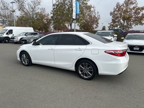 Used 2016 Toyota Camry SE image 4