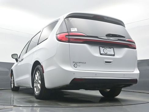 Used 2025 Chrysler Pacifica Select image 49