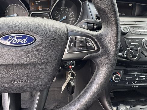 Used 2018 Ford Focus SE w/ SE Appearance Package FWD image 16
