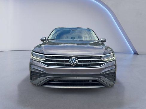 Used 2024 Volkswagen Tiguan SE w/ Panoramic Sunroof Package FWD image 9