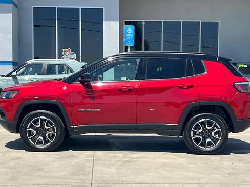 Used 2025 Jeep Compass Trailhawk AWD/4WD image 8
