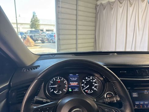 Used 2019 Nissan Rogue SV image 23
