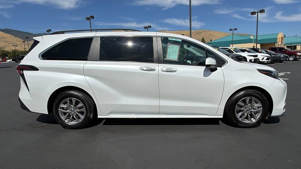 Certified 2025 Toyota Sienna XLE FWD image 2