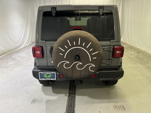 Used 2019 Jeep Wrangler Unlimited Sahara AWD/4WD image 9