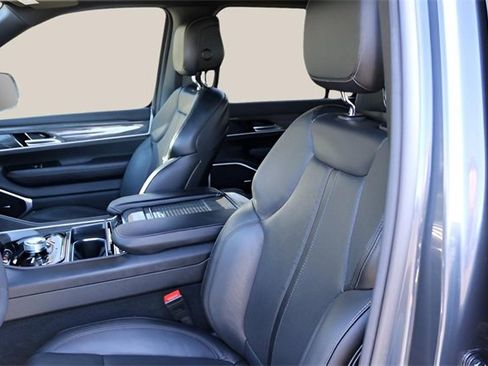 Used 2022 Jeep Wagoneer Series III image 12