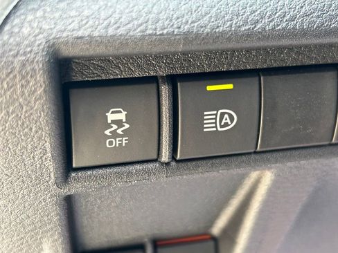 Used 2026 Toyota Sienna XLE FWD image 28