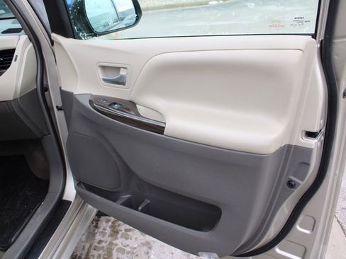 Used 2017 Toyota Sienna XLE Premium image 22