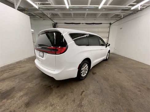 Used 2024 Chrysler Pacifica Touring-L image 6