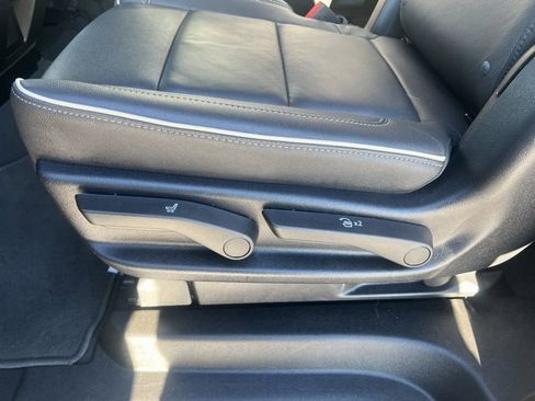 Used 2025 Chevrolet Suburban Premier image 20