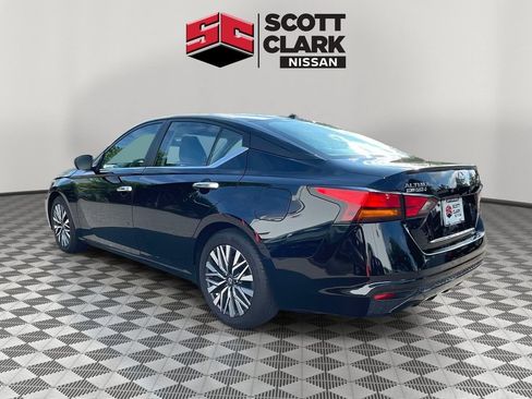 Used 2025 Nissan Altima 2.5 SV FWD image 4