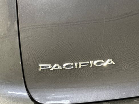 Used 2023 Chrysler Pacifica Touring-L FWD image 24