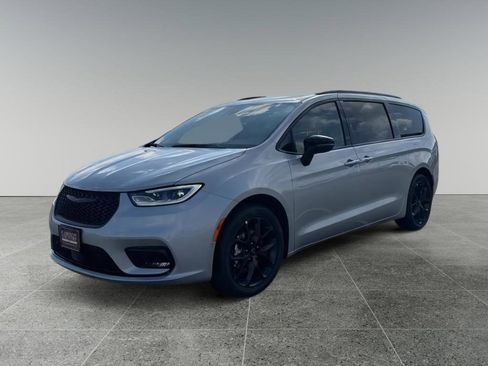 New 2026 Chrysler Pacifica Select w/ S Appearance Package image 7