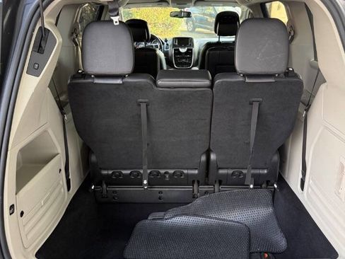Used 2014 Chrysler Town & Country Touring FWD image 15