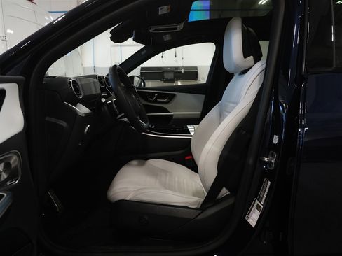 Used 2024 Mercedes-Benz GLC 300 4MATIC image 2