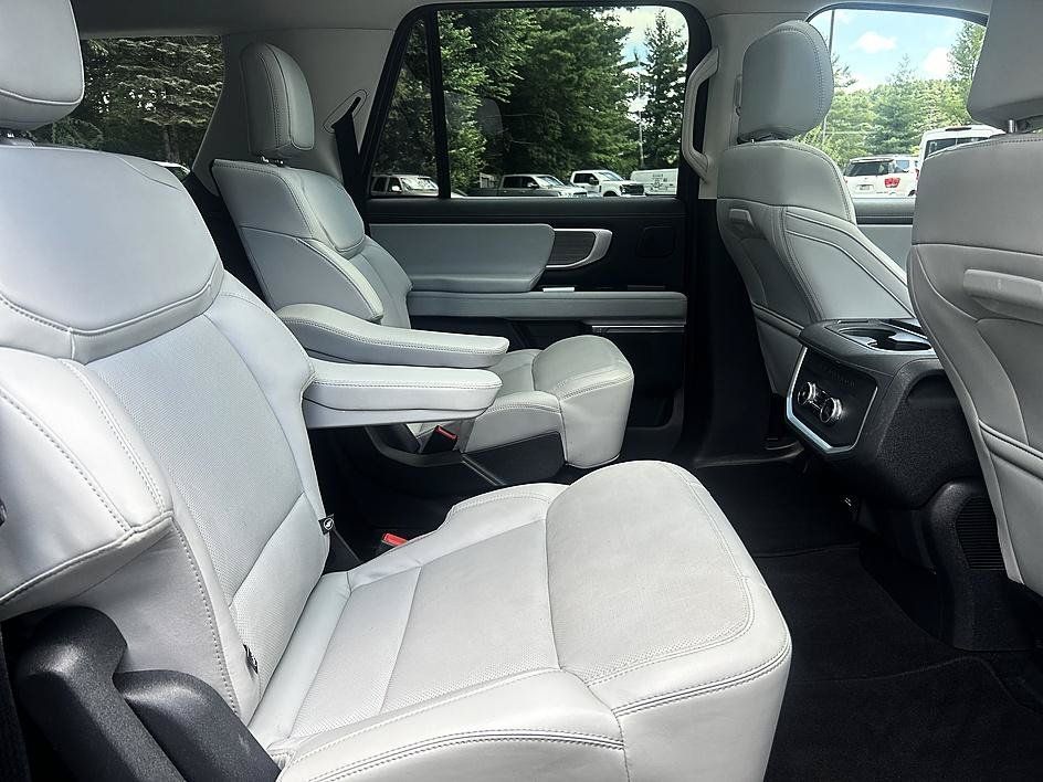 Used 2025 Ford Expedition Max Platinum w/ Driver's Package AWD/4WD image 23