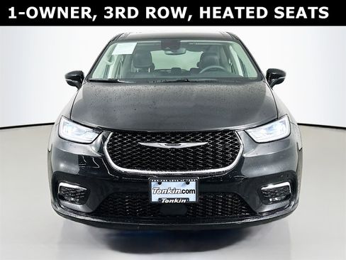 Used 2024 Chrysler Pacifica Touring-L image 2