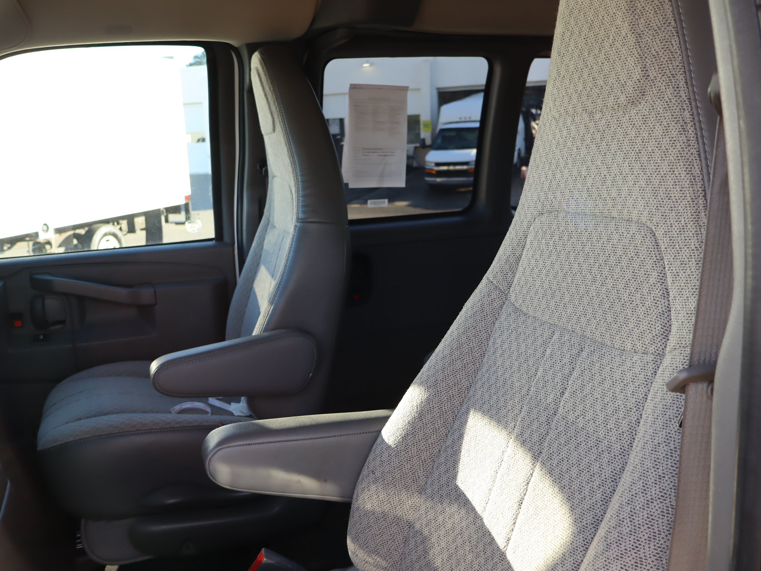 Used 2025 Chevrolet Express 3500 LT w/ LT Preferred Equipment Group RWD image 17