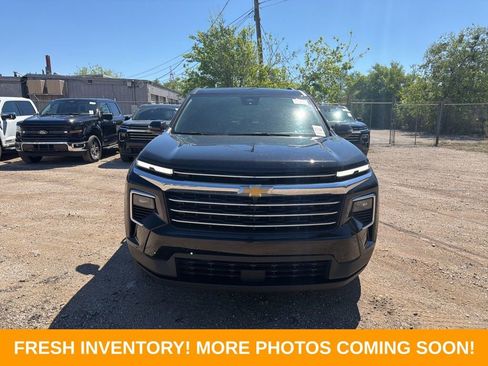 Used 2025 Chevrolet Traverse LT AWD/4WD image 2