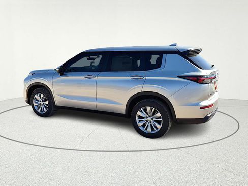 New 2026 Mitsubishi Outlander ES image 4
