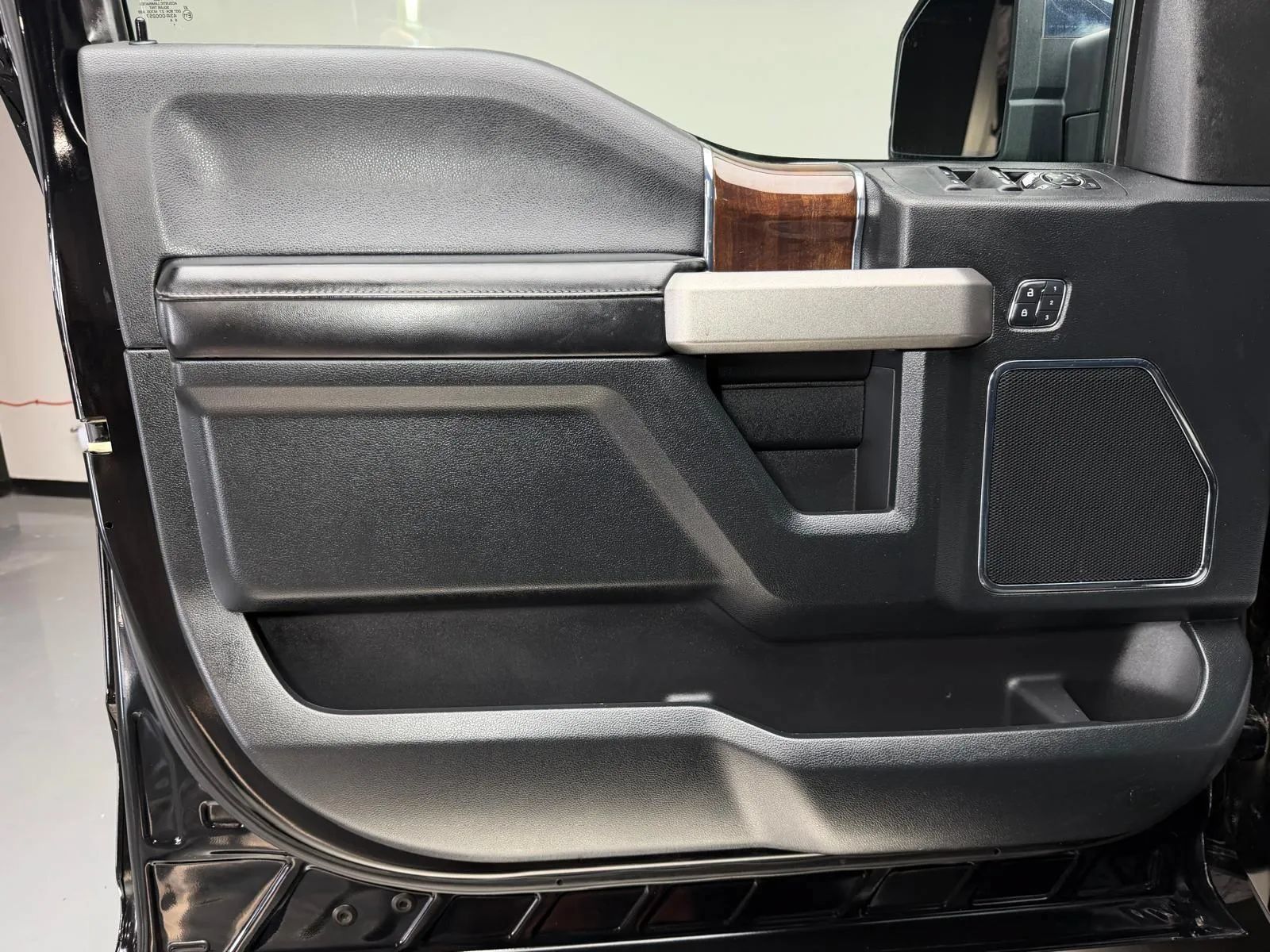Used 2016 Ford F150 Platinum w/ Equipment Group 701A Luxury AWD/4WD image 22