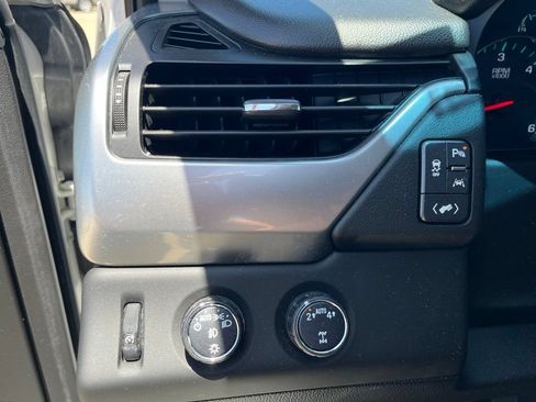 Used 2018 Chevrolet Suburban LT w/ LT Signature Package AWD/4WD image 14