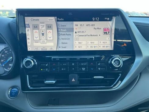 Used 2022 Toyota Highlander Platinum AWD/4WD image 18