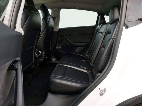 Used 2021 Tesla Model Y Long Range image 17