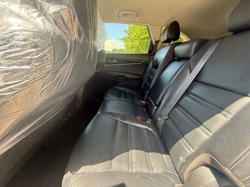 Used 2017 Kia Sorento LX w/ LX Convenience Package image 15