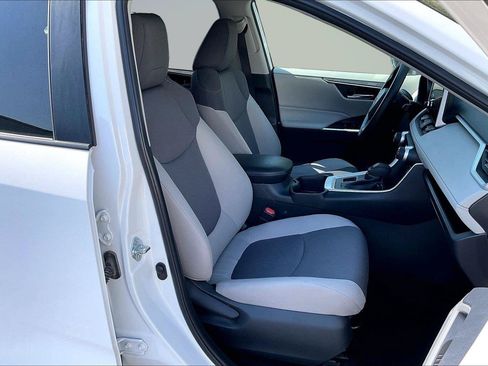 Used 2025 Toyota RAV4 XLE AWD/4WD image 8