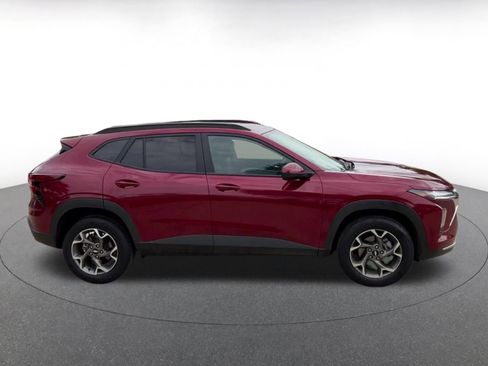 Used 2025 Chevrolet Trax LT FWD image 16