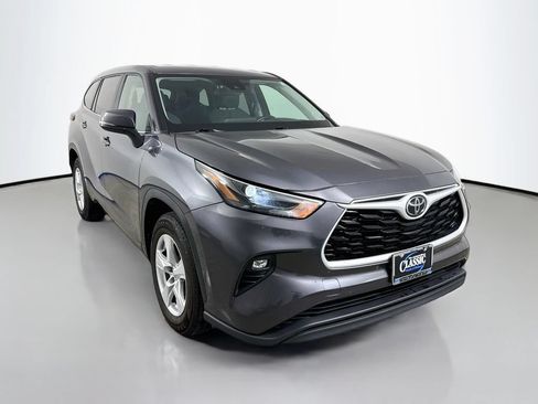 Used 2024 Toyota Highlander LE FWD image 1