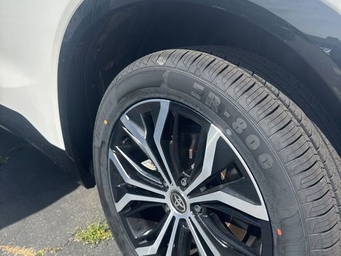 Used 2025 Toyota Crown Signia image 7