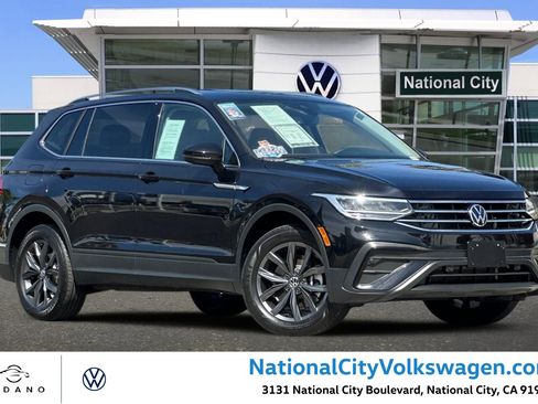 Used 2023 Volkswagen Tiguan SE FWD image 1