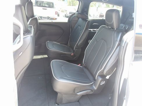 New 2025 Chrysler Pacifica Limited image 16