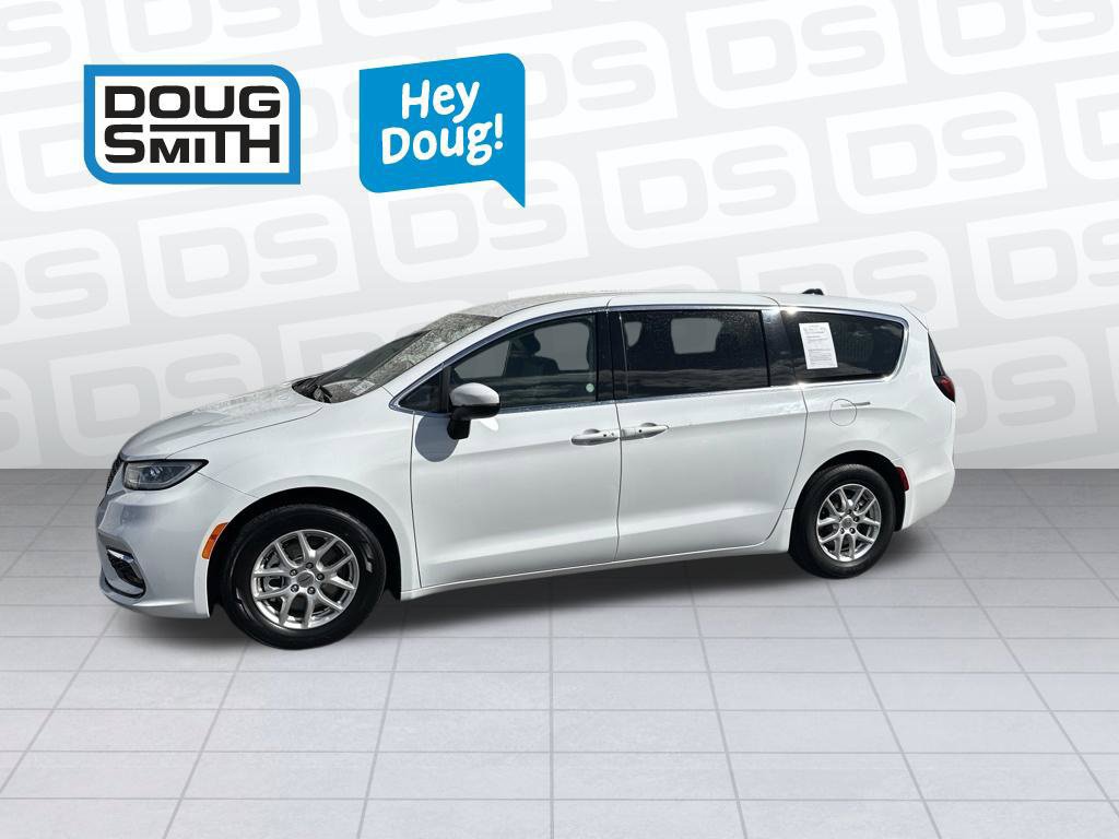 Used 2023 Chrysler Pacifica Touring-L FWD image 2