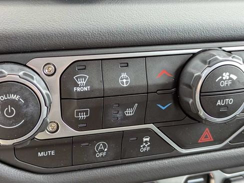 Used 2025 Jeep Gladiator Sport AWD/4WD image 23