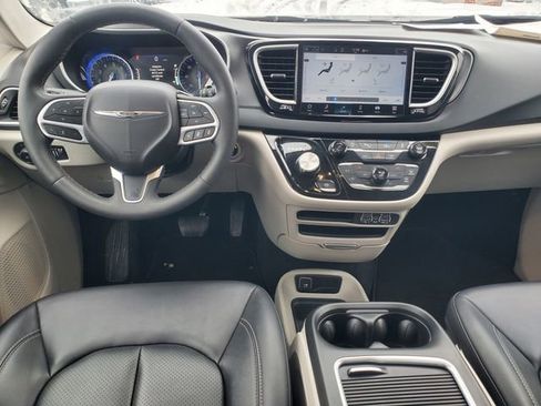 Used 2024 Chrysler Pacifica Touring-L image 26