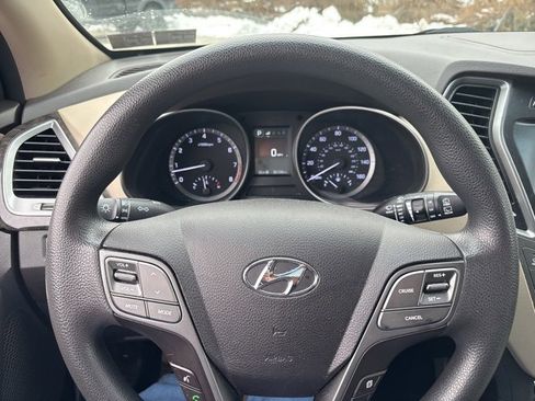 Used 2017 Hyundai Santa Fe SE image 11