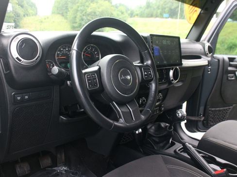 Used 2016 Jeep Wrangler Unlimited Rubicon w/ Connectivity Group AWD/4WD image 17
