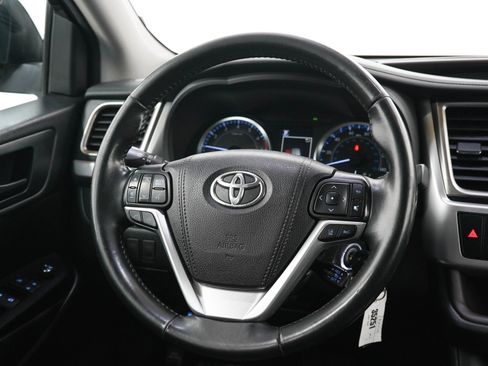 Used 2019 Toyota Highlander Plus AWD/4WD image 19