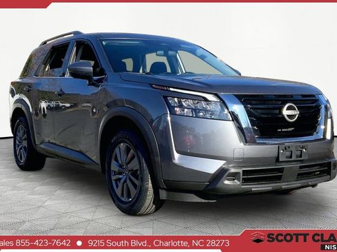Used 2024 Nissan Pathfinder SV image 1