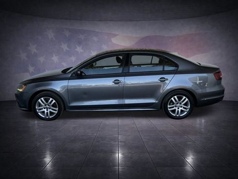 Used 2019 Toyota Camry SE image 2