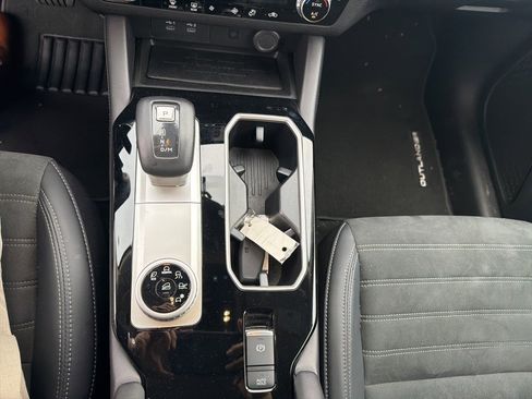 Used 2025 Mitsubishi Outlander SE image 16